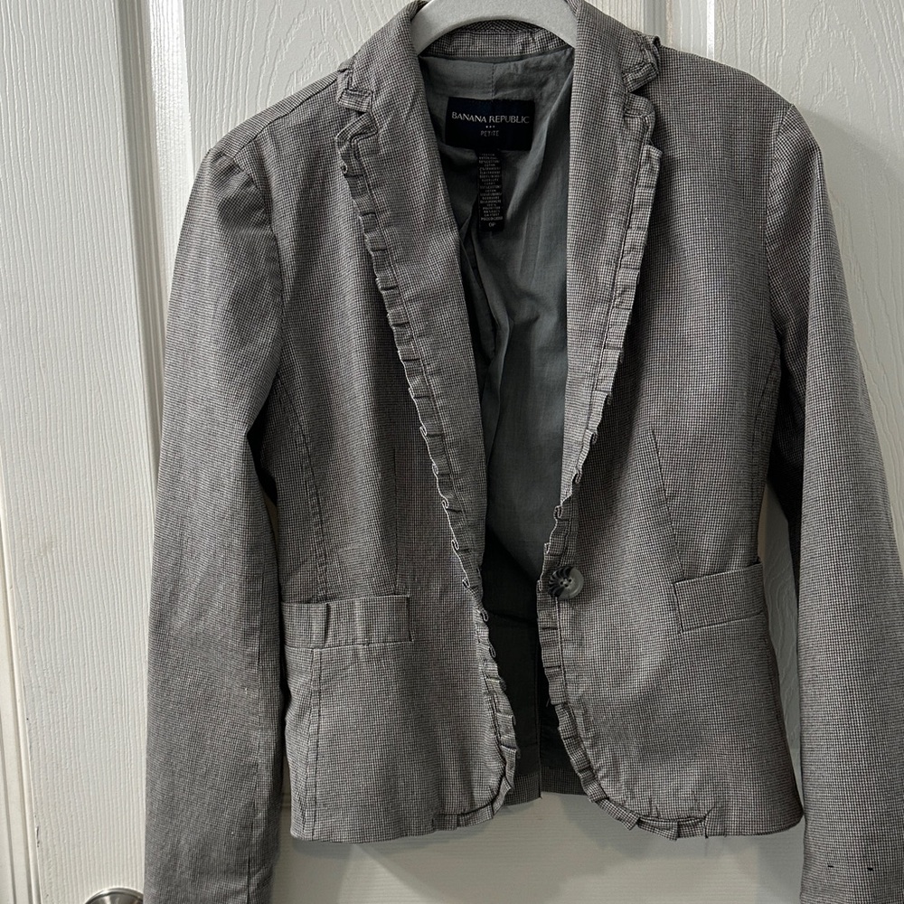Banana Republic Petite Micro Houndstooth Blazer Tan Color. Size 0P